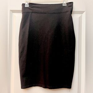Black pencil skirt•23 inches long•size large•runs small•95% cotton 5% spandex